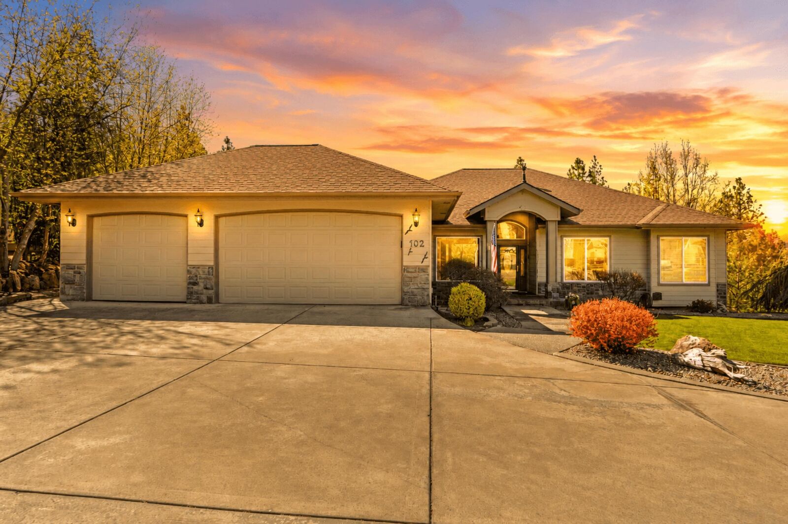 Property Photo:  102 N Lindeblad Ln  WA 99019 