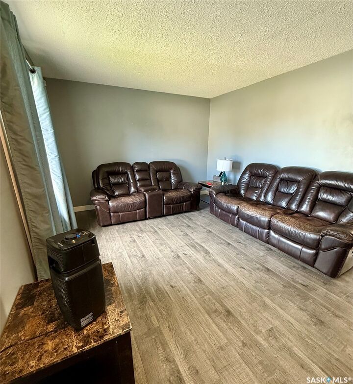 Property Photo:  1511 Grandview Street W  SK S6H 6R4 