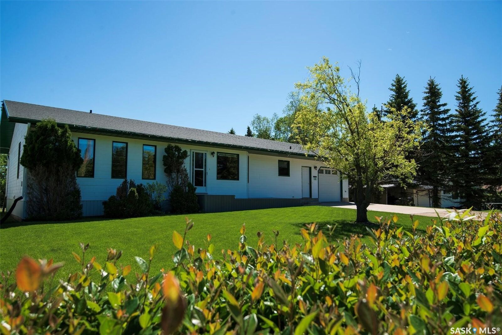 Property Photo:  447 1st Street E  SK S0K 0G0 