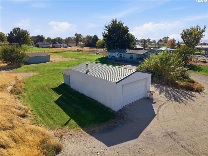 Property Photo:  165 Hanson Loop  WA 99323 