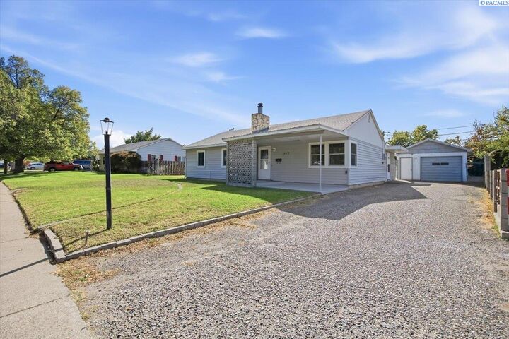 Property Photo: 413 Basswood Ave WA 99352