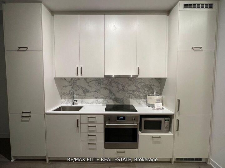 Property Photo:  60 Honeycrisp Crescent 510  ON L4K 0N5 