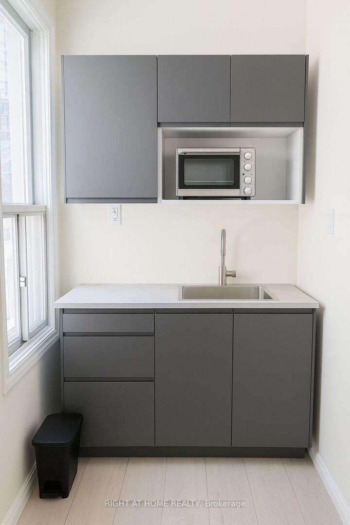 Property Photo:  198-200 Queen Street W 203  ON M5V 1Z2 