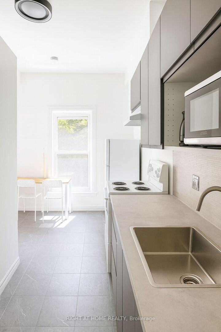 Property Photo:  198-200 Queen Street W 207  ON M5V 1Z2 