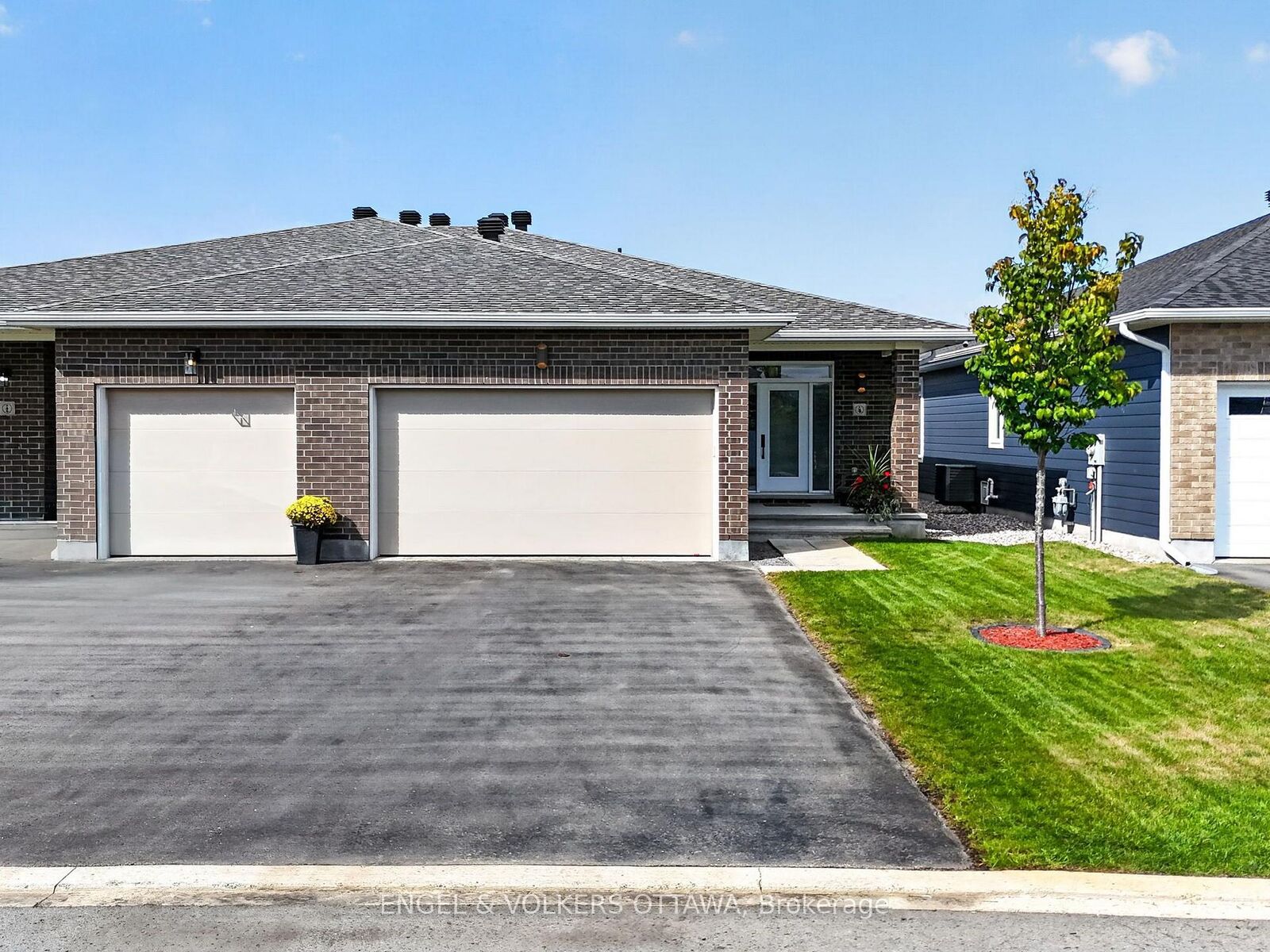 Property Photo:  4 Ernie Godin Way  ON K7S 0J3 
