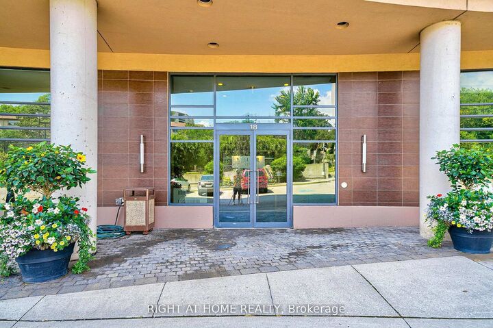 Property Photo:  18 Valley Woods Road 813  ON M3A 0A1 