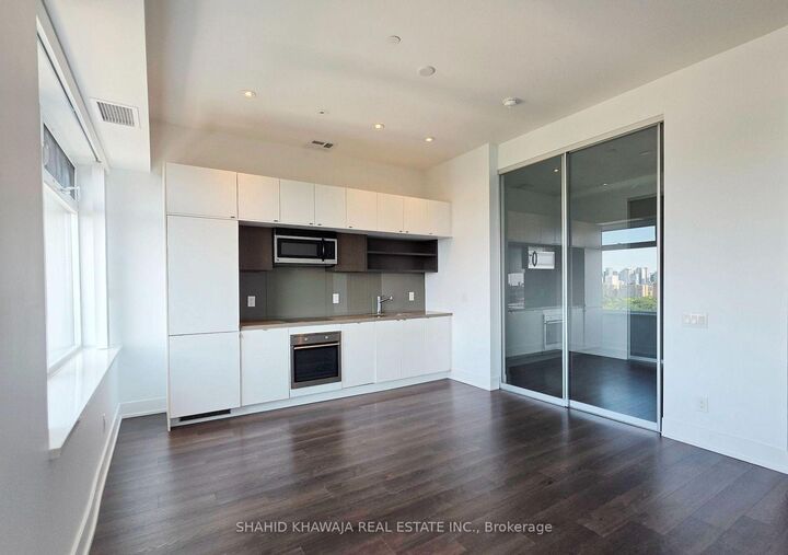 Property Photo: 111 St Clair Avenue W 725 ON M4V 1N5