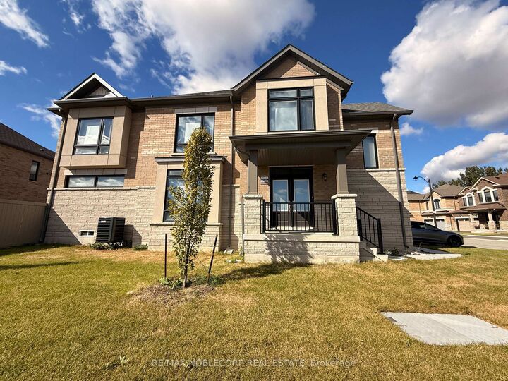 Property Photo:  45 Arnold Circle  ON L7A 5M2 
