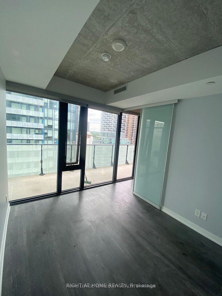 Property Photo: 185 Roehampton Avenue 1502 ON M4P 0C6