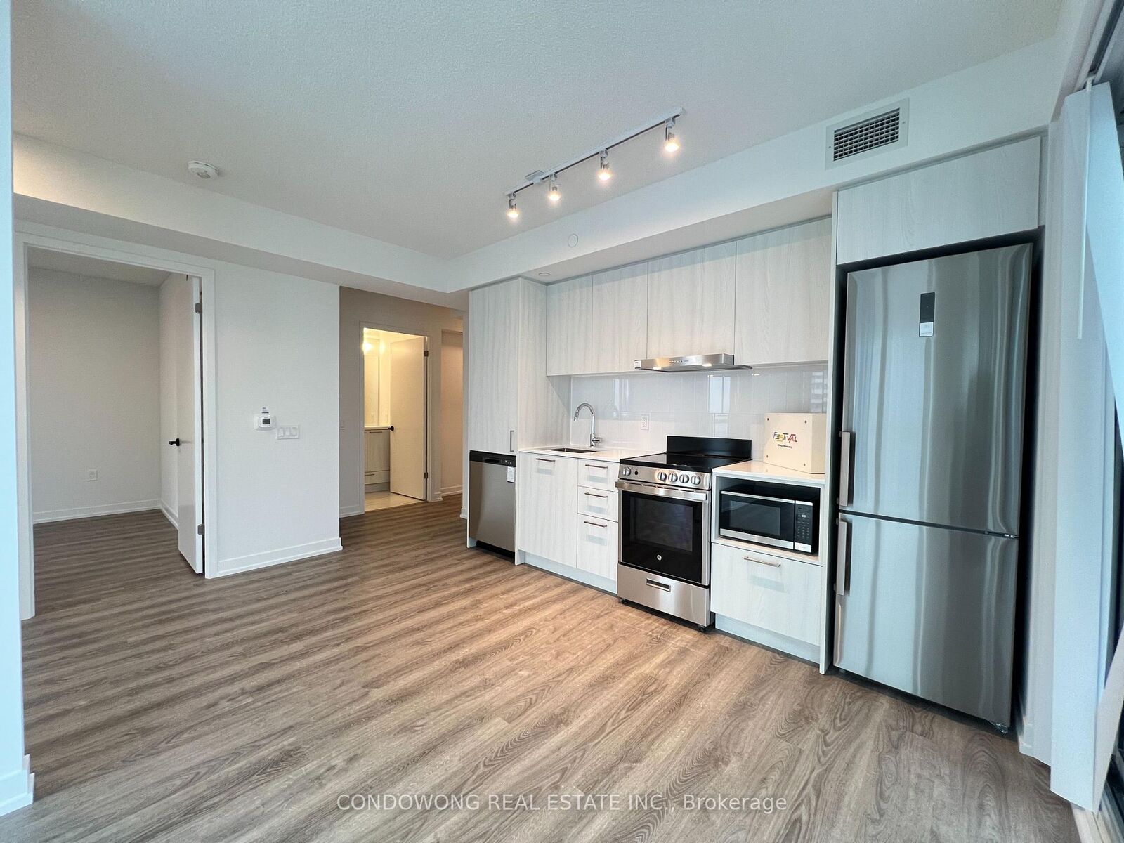 Property Photo:  195 Commerce Street 4015  ON L4K 0P9 