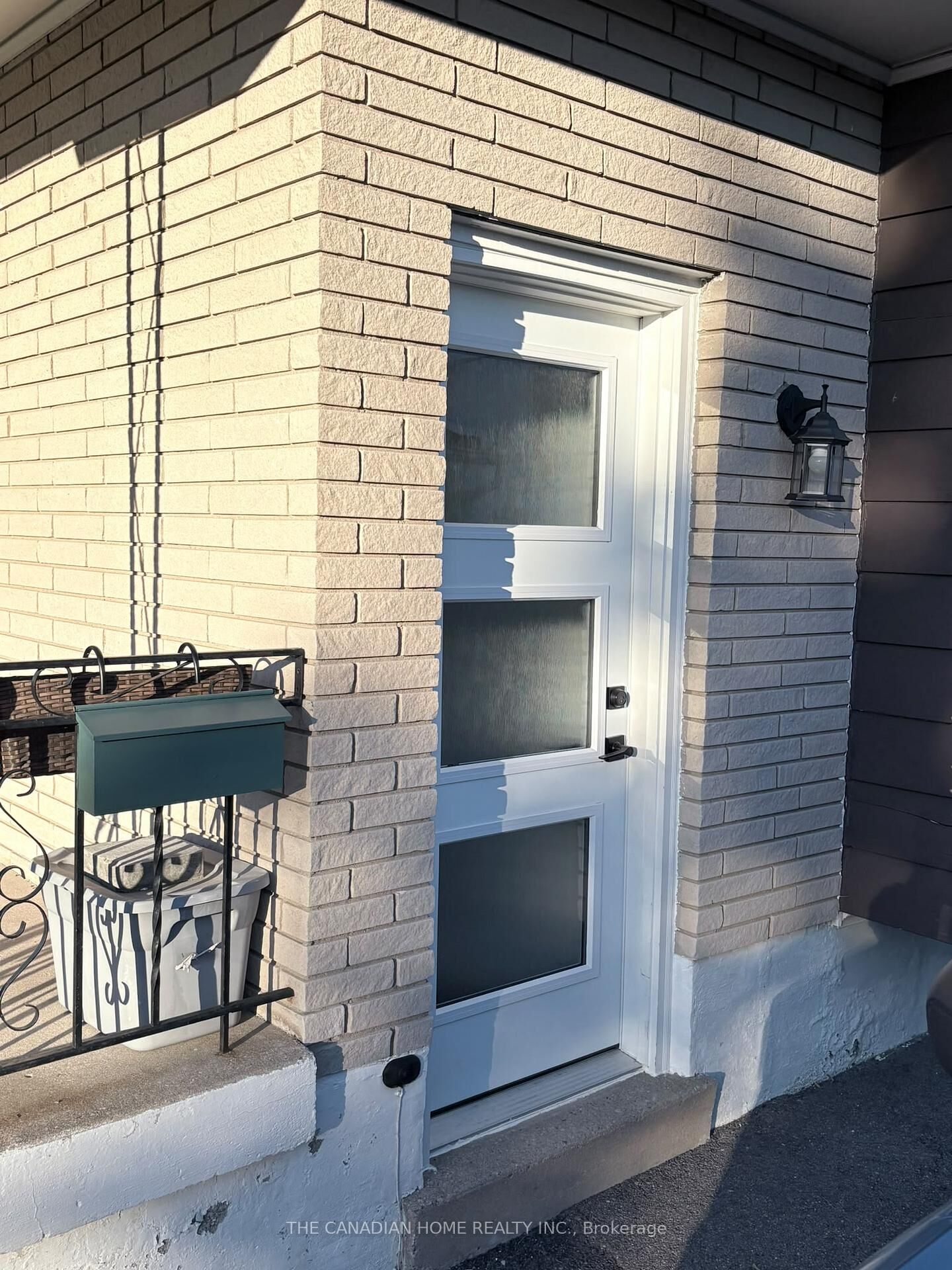 Property Photo: 63 Champlain Avenue 2 ON L8G 2H5