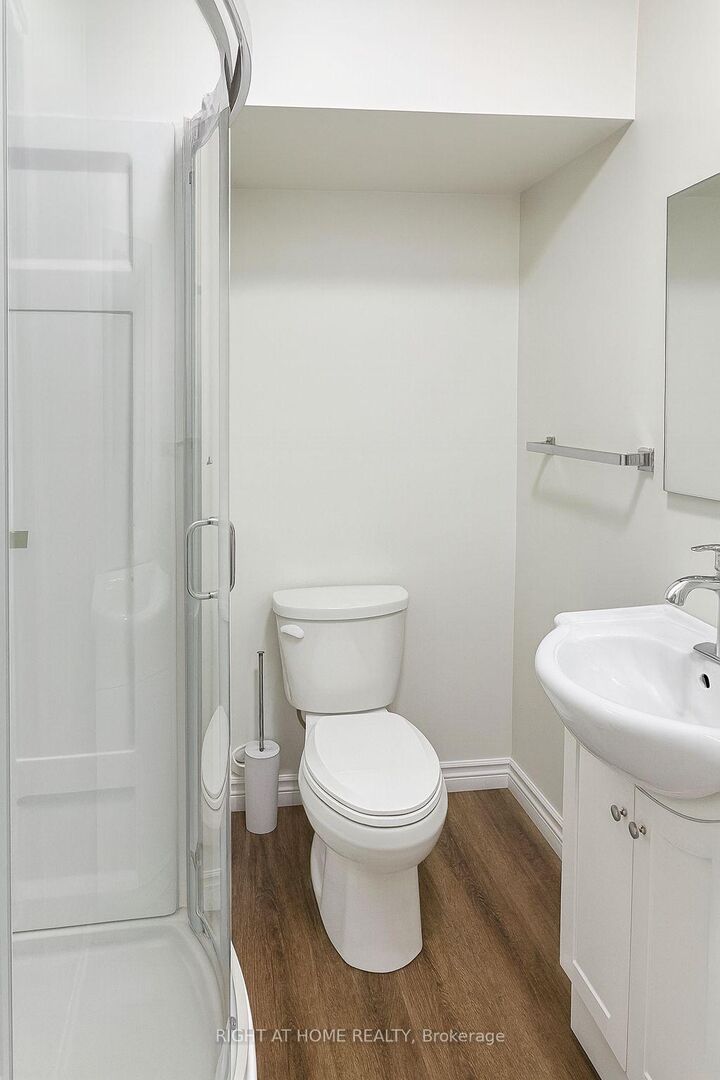 Property Photo:  198-200 Queen Street W 202  ON M5V 1Z2 