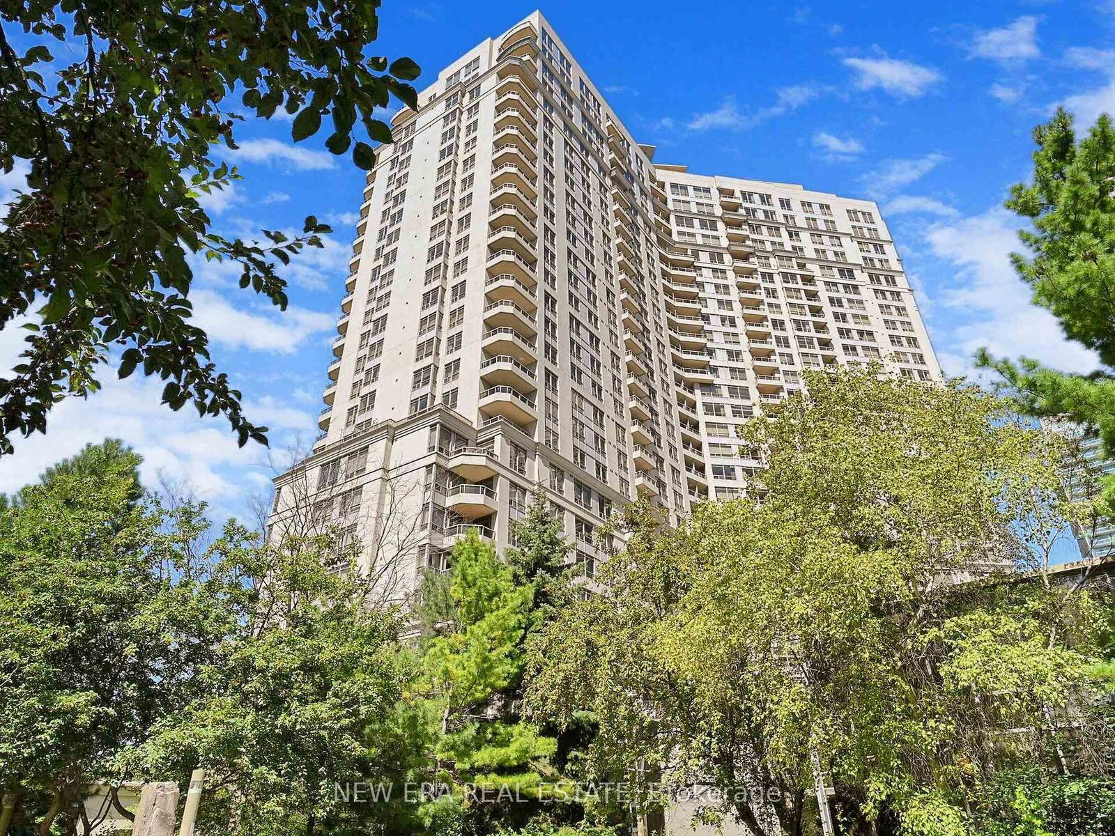Property Photo:  3888 Duke Of York Boulevard 923  ON L5B 4P5 