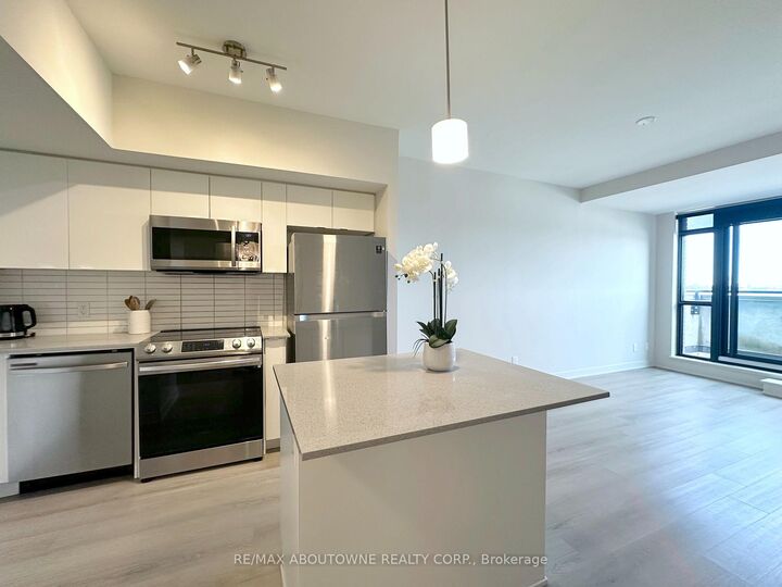 Property Photo:  3385 Dundas Street W 611  ON M6S 2S2 