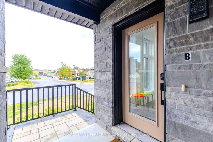 Property Photo:  819 Aaron Avenue Unit B  ON K2A 3P1 