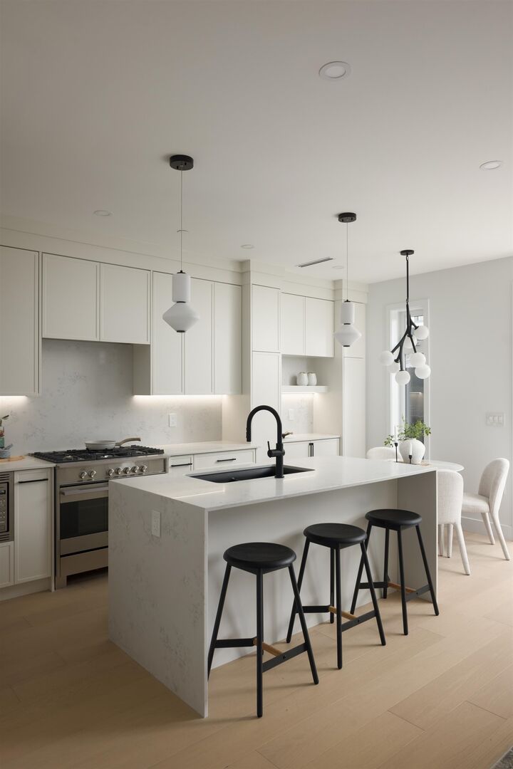Property Photo:  419 W 23rd Avenue 4  BC V5Y 2H5 