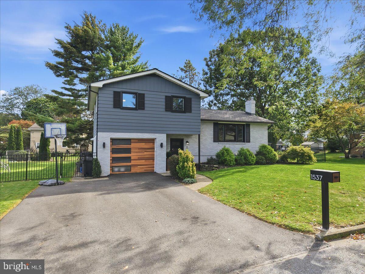 Property Photo:  