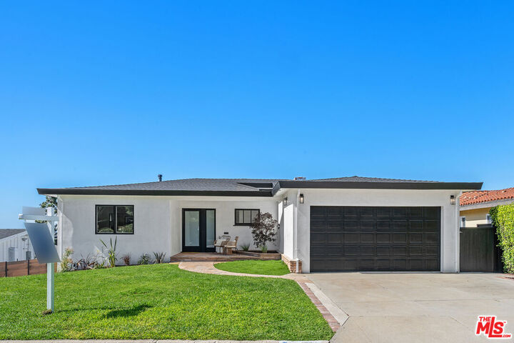 Property Photo: 241 Calle Mayor CA 90277