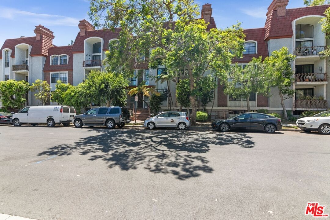 Property Photo:  2031 S Bentley Ave, Unit 107  CA 90025 