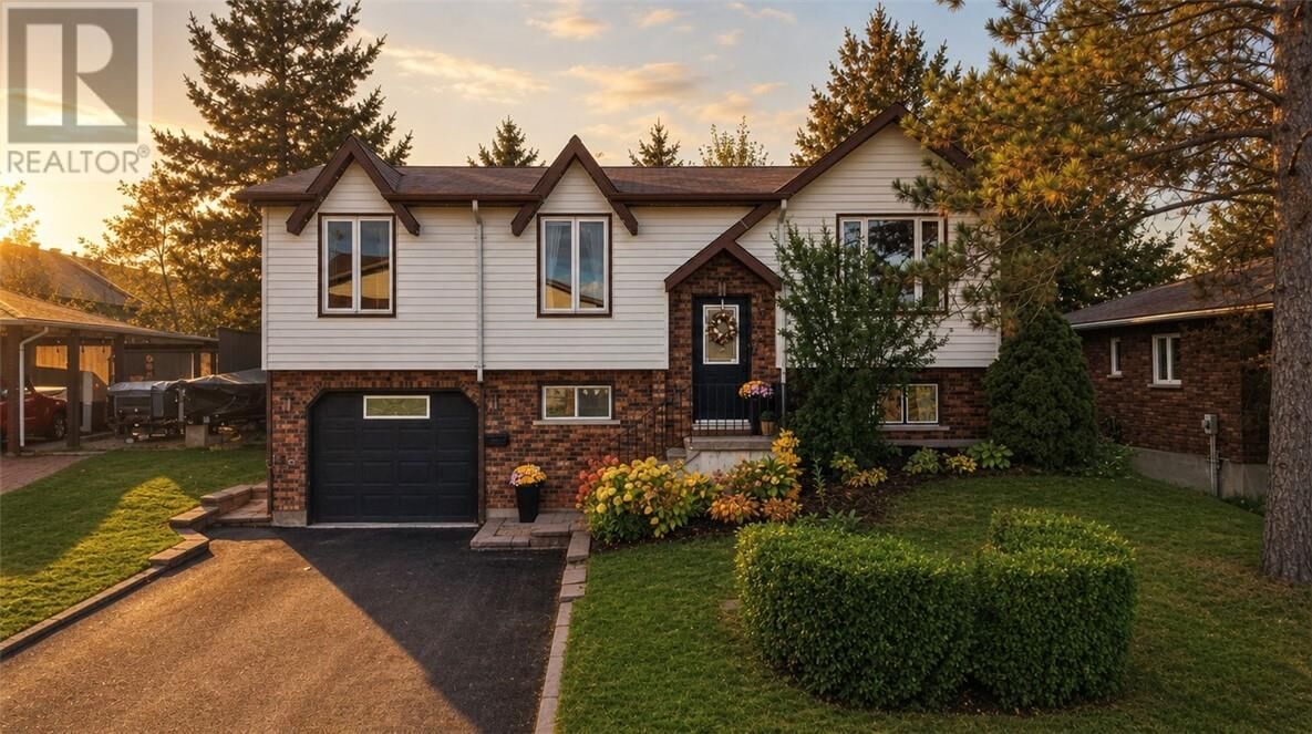 Property Photo:  859 Chestnut Crescent  ON P3A 5G4 
