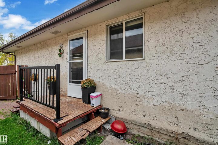 Property Photo:  2114 38 Street NW  AB T6L 4C3 