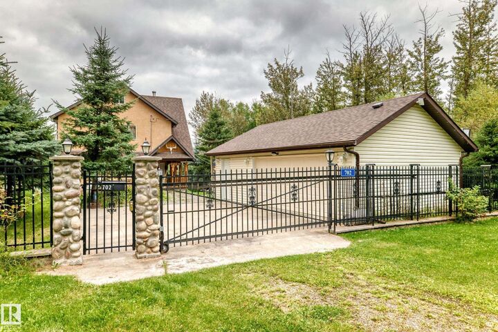 Property Photo:  702 Blue Heron Drive  AB T0E 1V0 