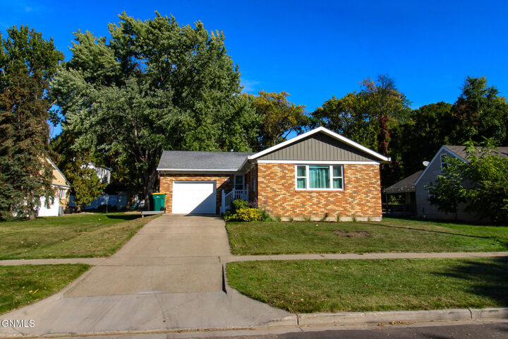 Property Photo:  904 W Ave C  ND 58501 