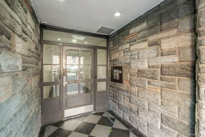 Property Photo:  3230 Cruger Avenue 1F  NY 10467 