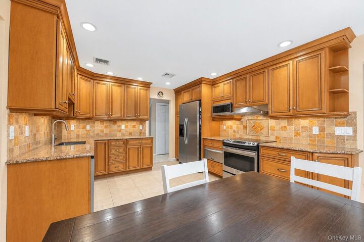 Property Photo:  4 Hunting Hill Road  NY 11797 