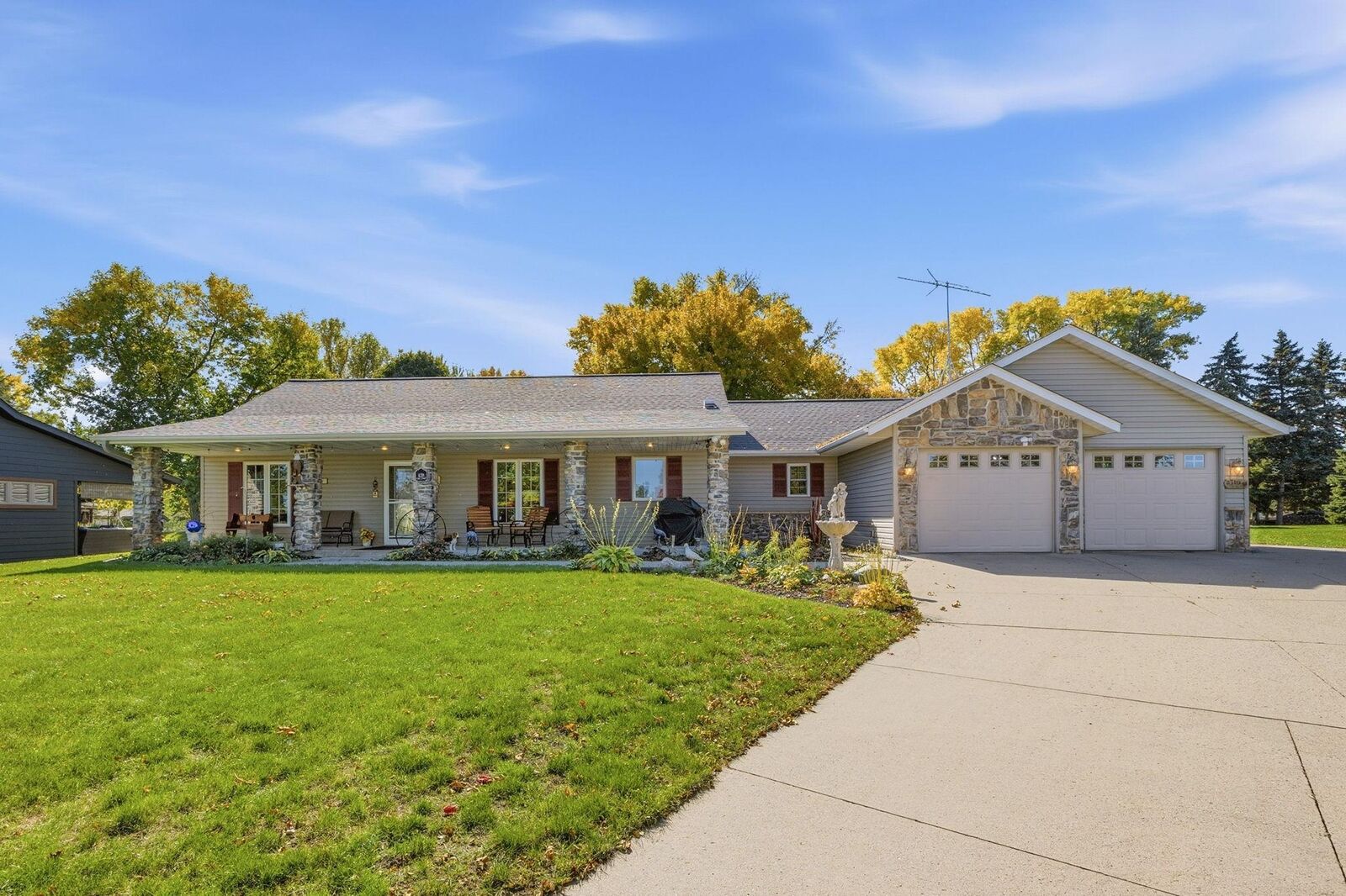 Property Photo:  429 Lake Court  MN 55395 