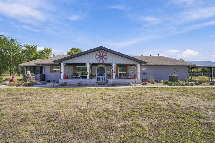Property Photo: 1309 W Madison Street TX 75119
