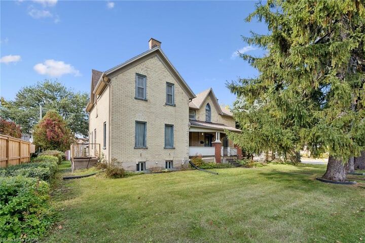 Property Photo:  88 Arthur Street S  ON N3B 2N6 
