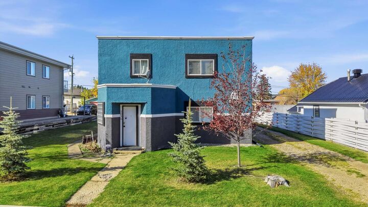 Property Photo:  5036 51A Street  AB T4S 1E1 