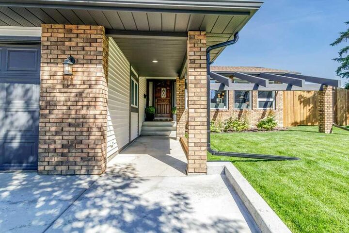 Property Photo:  21 Elkin Close  AB T4R 1Y8 