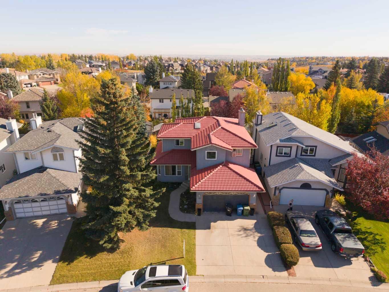 Property Photo:  52 Edgepark Road NW  AB T3A 4P8 