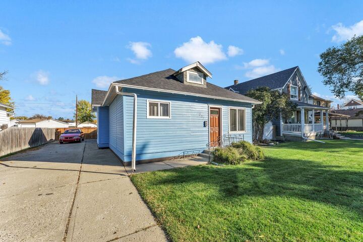 Property Photo:  922 4 Street SE  AB T1A 0M1 