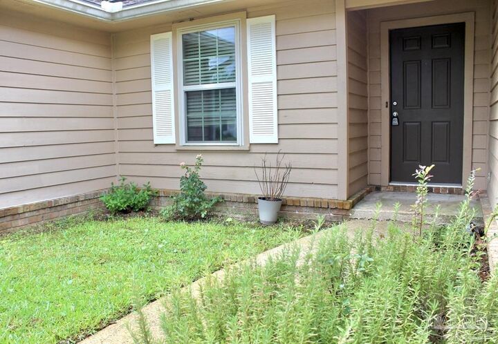 Property Photo: 3879 Sailwind Dr FL 32563
