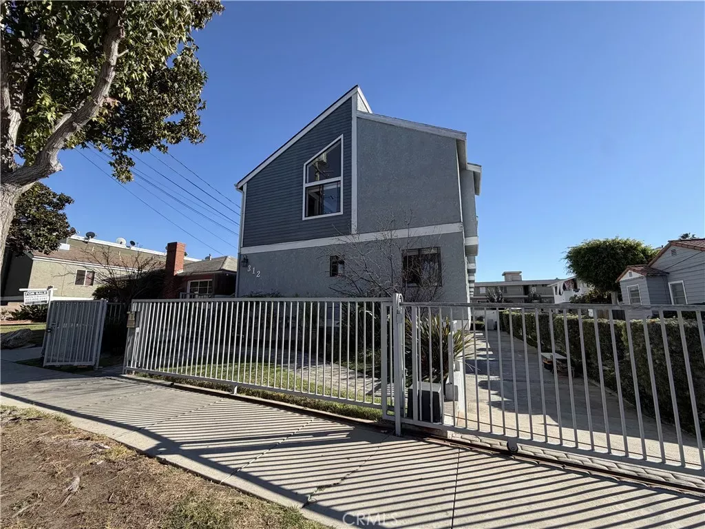Property Photo:  312 E Plymouth Street 4  CA 90302 