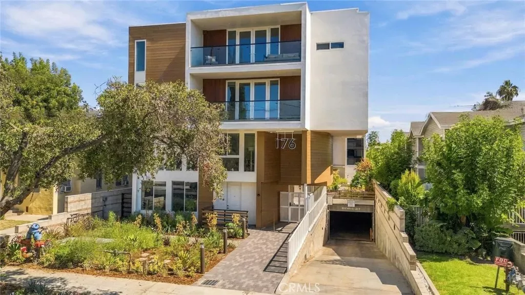 Property Photo:  176 N Catalina Ave 404  CA 91106 