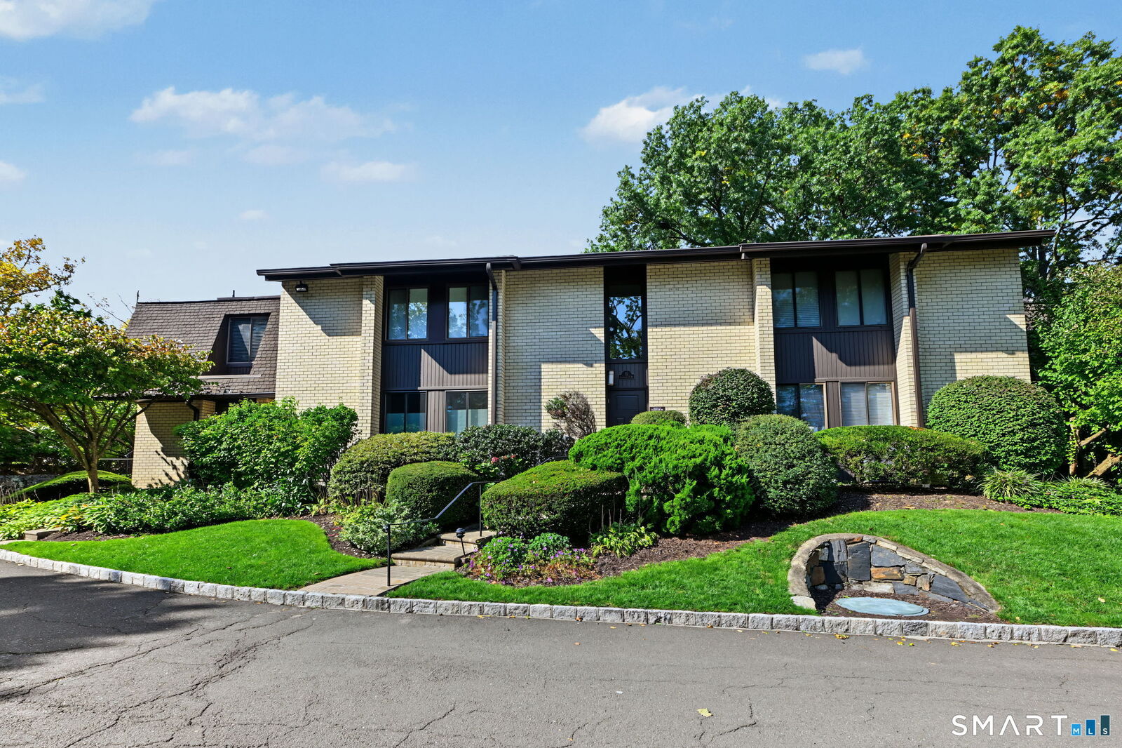 Property Photo:  75 Courtland Avenue 51  CT 06902 