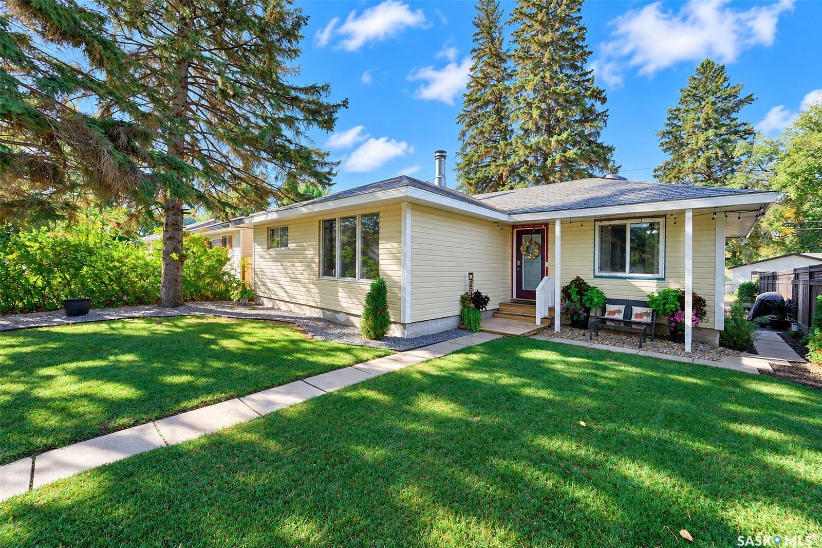 Property Photo: 2510 Wiggins Avenue S SK S7J 1X4
