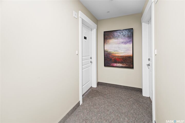 Property Photo:  102 Willis Crescent 1111  SK S7T 0T6 