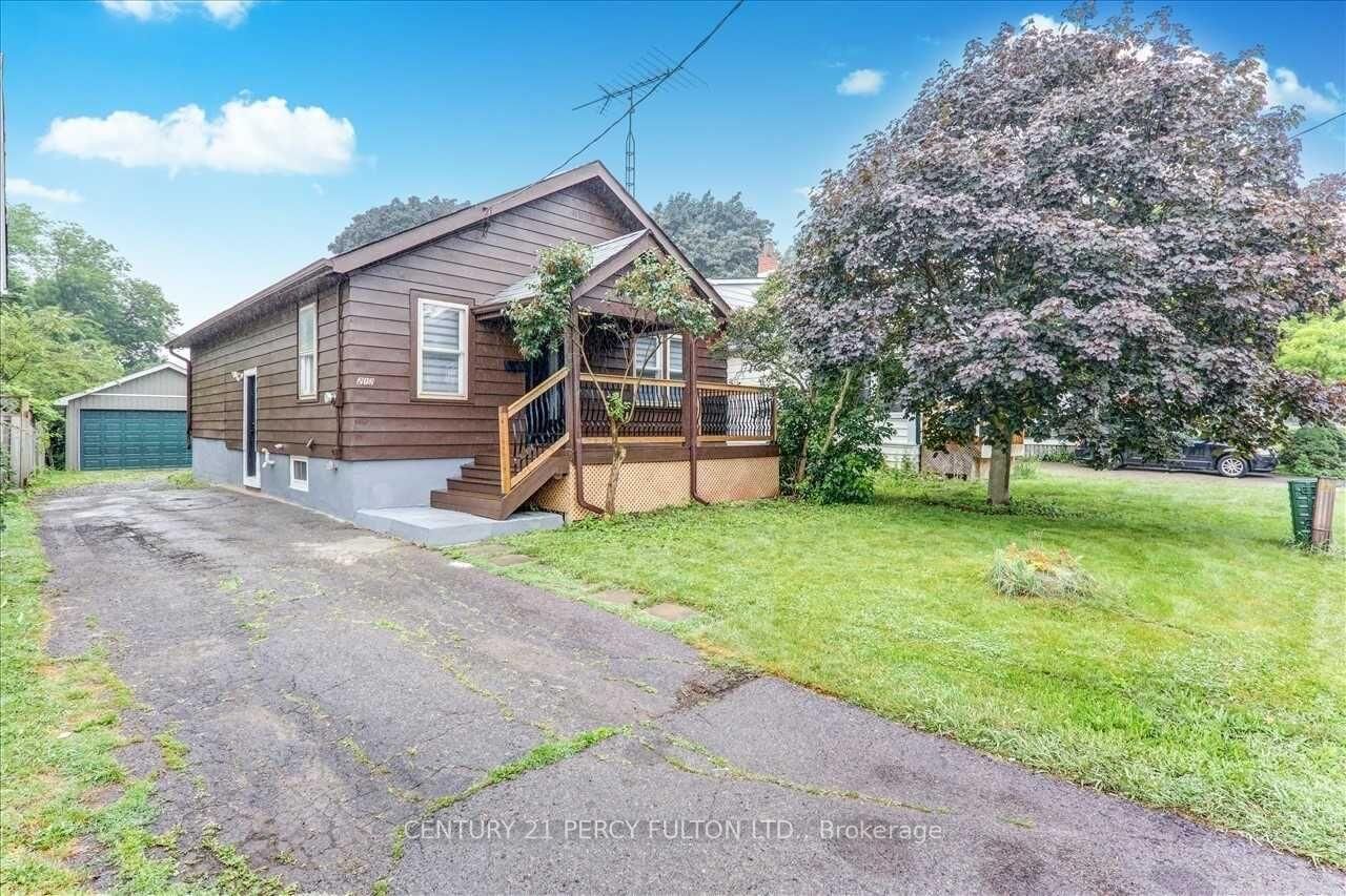 Property Photo:  212 Burk Street Main  ON L1J 4C3 