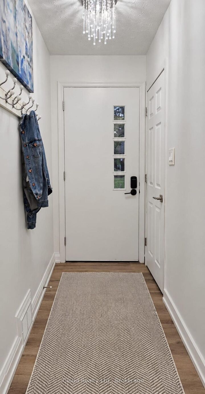 Property Photo:  27 Inchcliffe Crescent Upper  ON M9P 2N2 