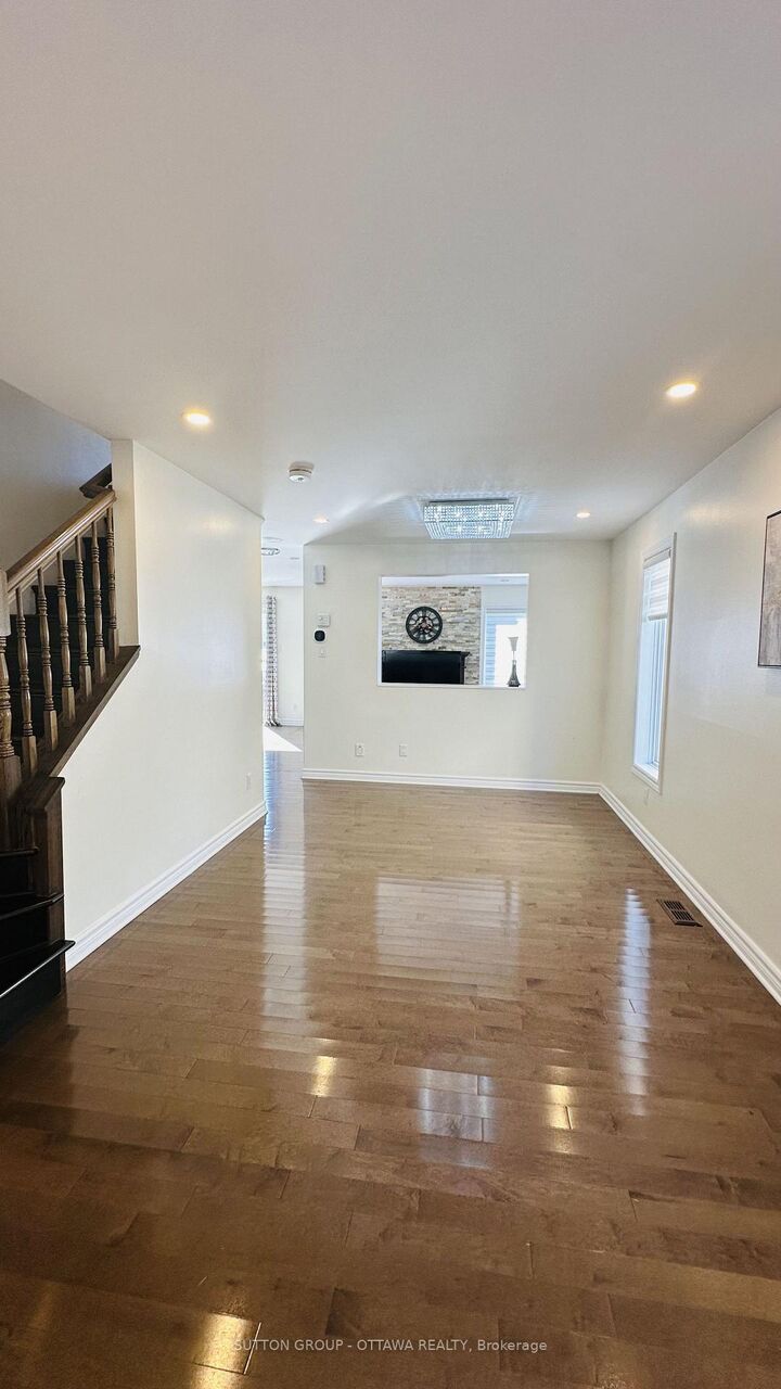 Property Photo:  608 Clearbrook Drive  ON K2J 5S2 