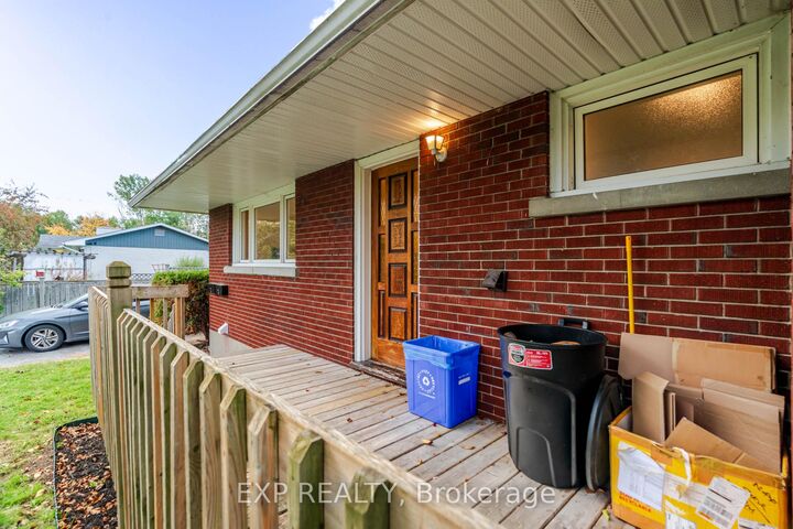 Property Photo:  24 Newhaven Street  ON K2G 0X5 