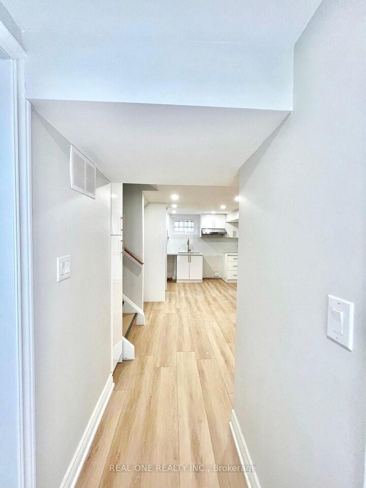 Photo de la propriété:  65 Dewlane Drive W  ON M2R 2P9 