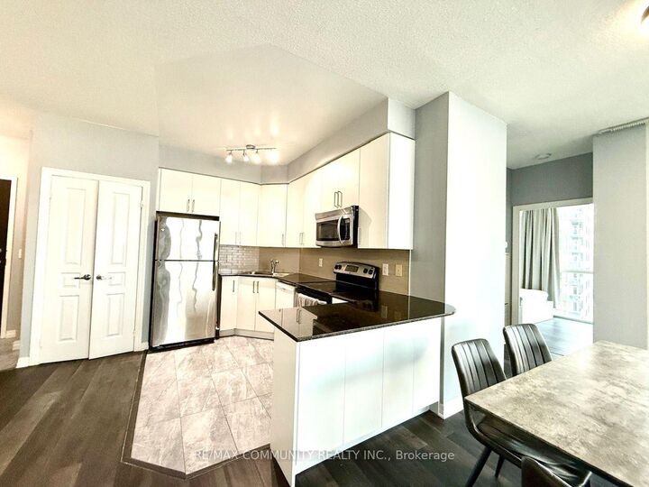 Property Photo: 225 Webb Drive 2707 ON L5B 4P2
