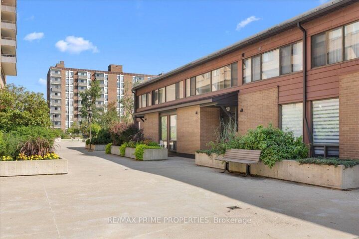 Property Photo:  525 St. Laurent Boulevard 4  ON K1K 2Z9 