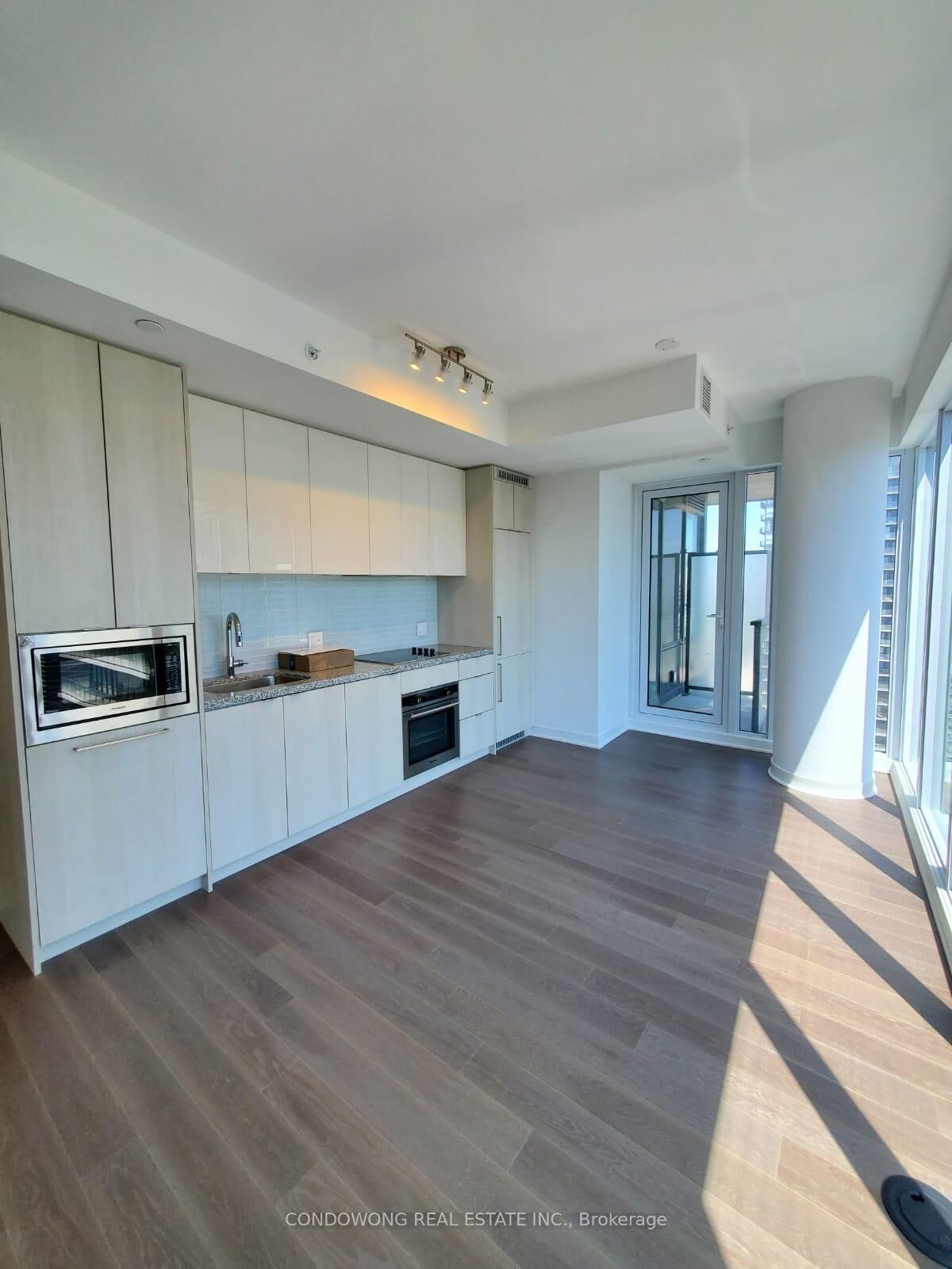Property Photo:  115 Blue Jays Way 4515  ON M5V 0N4 